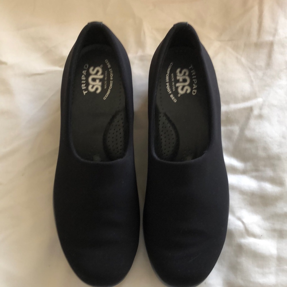 Size 6 SAS wedge heels. Barely worn. Made of neoprene